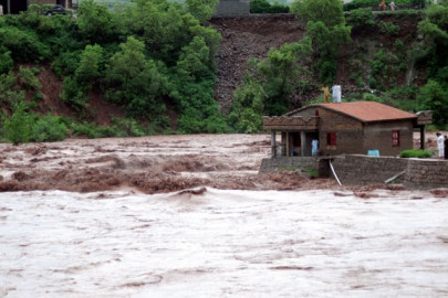 flooding farmers protest canal breach