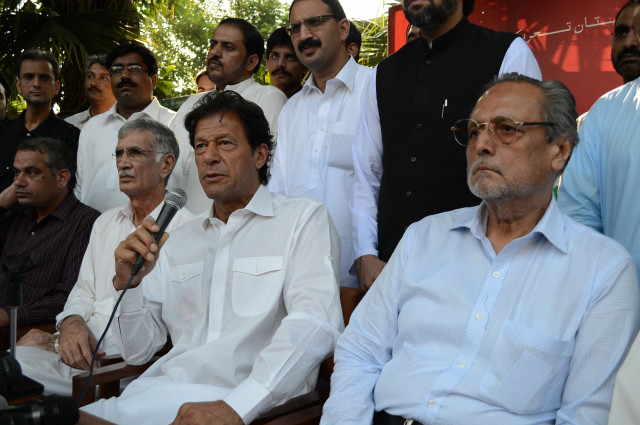 wajihuddin ahmed r a retired supreme court judge and presidential candidate of pakistan tehreek e insaf pti party sits along with party chairman imran khan 2r addressing a press conference in islamabad on july 26 2013 pakistan 039 s new president will be elected on 30 july by members of the upper and lower houses of parliament and of four regional assemblies photo afp wajihuddin ahmed r a retired supreme court judge and presidential candidate of pakistan tehreek e insaf pti party sits along with party chairman imran khan 2r addressing a press conference in islamabad on july 26 2013 pakistan 039 s new president will be elected on 30 july by members of the upper and lower houses of parliament and of four regional assemblies photo afp