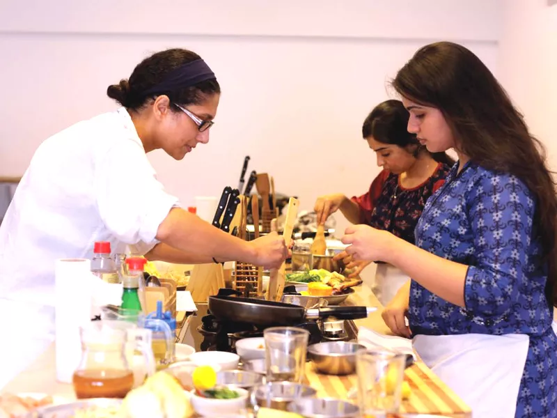 poppy teaches students how to prepare a green papaya salad peanut sauce pad thai and chilli chicken photo nefer sehgal poppy teaches students how to prepare a green papaya salad peanut sauce pad thai and chilli chicken photo nefer sehgal