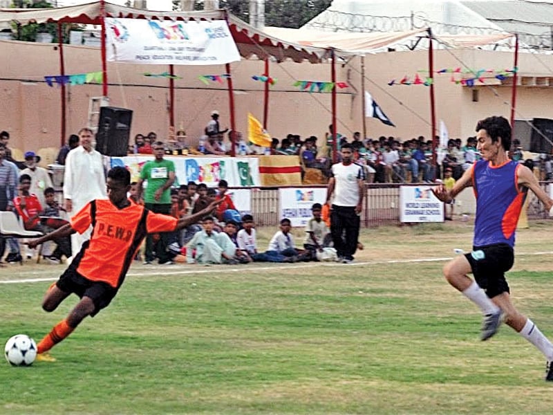 lyari s youth busy in their favourite sport photo farahnaz zahidi