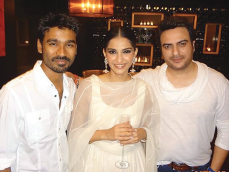 shiraz uppal right with the cast and crew of raanjhanaa including sonam kapoor center