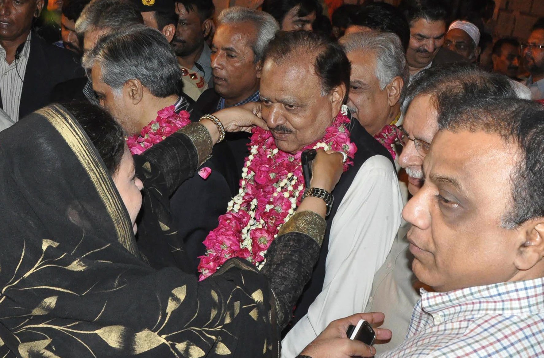 pml n 039 s presidential candidate mamnoon hussain is garlanded upon his arrival at mqm headquarters 90 he won the presidential election on tuesday photo mohammad noman express file