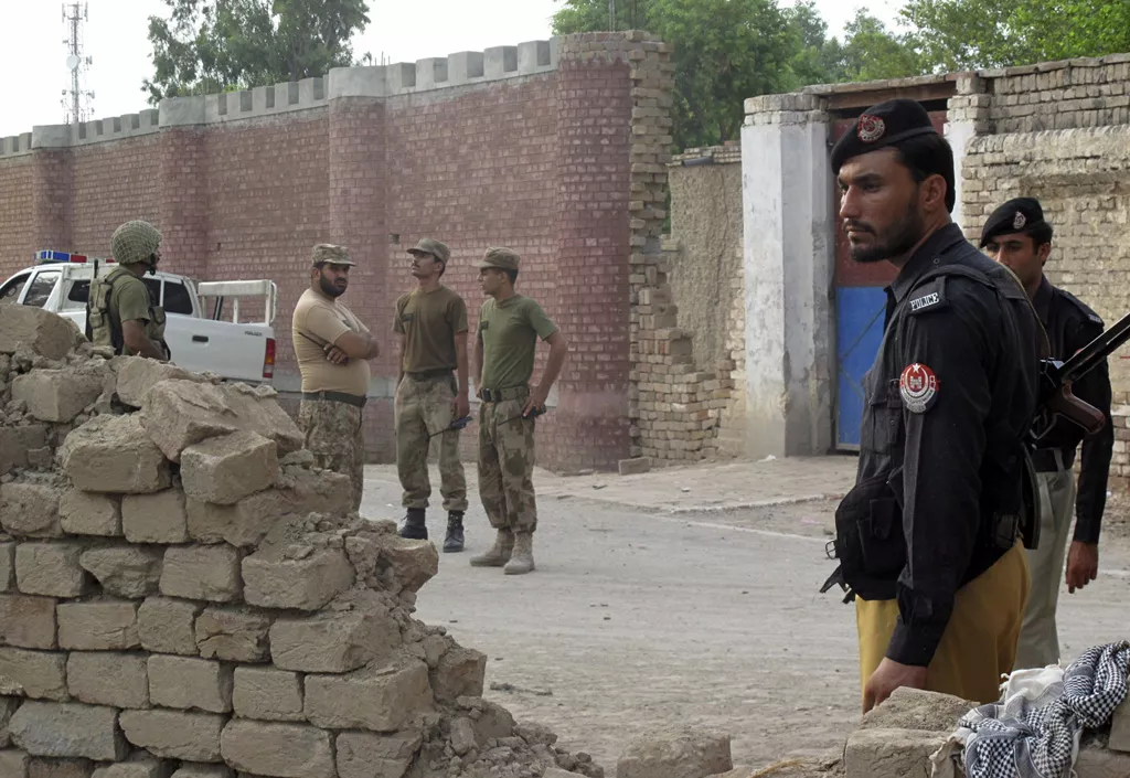 policemen r and ranger soldiers l stand outside a prison following a taliban attack in dera ismail khan july 30 2013 photo reuters policemen r and ranger soldiers l stand outside a prison following a taliban attack in dera ismail khan july 30 2013 photo reuters