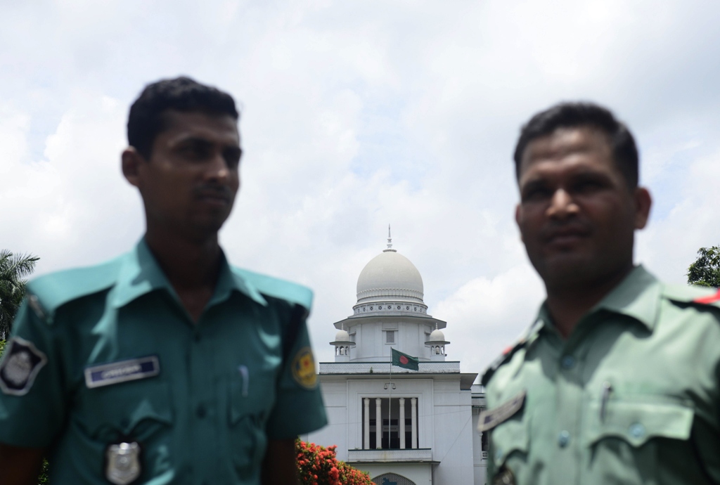 bangladeshi police stand guard in front of the high court in dhaka on august 1 2013 photo afp
