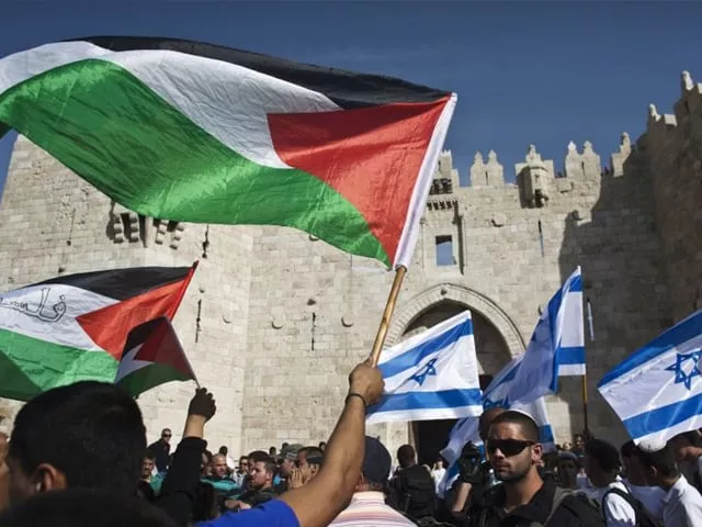 palestinian protesters wave palestinian flags as israelis carrying israeli flags walk past in front of the damascus gate outside jerusalem 039 s old city photo reuters palestinian protesters wave palestinian flags as israelis carrying israeli flags walk past in front of the damascus gate outside jerusalem 039 s old city photo reuters