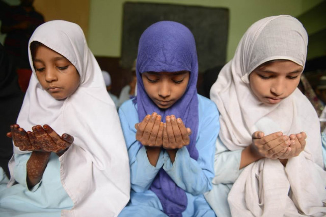 indian muslim students offer 039 dua 039 prayers in their class room during the holy month of ramadan at madrasatur rashaad religious school in hyderabad on july 17 2013 photo afp indian muslim students offer 039 dua 039 prayers in their class room during the holy month of ramadan at madrasatur rashaad religious school in hyderabad on july 17 2013 photo afp