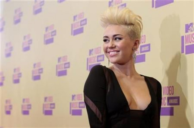 singer miley cyrus gets another tattoo from artist von d singer miley cyrus gets another tattoo from artist von d