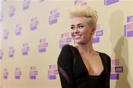 singer miley cyrus gets another tattoo from artist von d singer miley cyrus gets another tattoo from artist von d