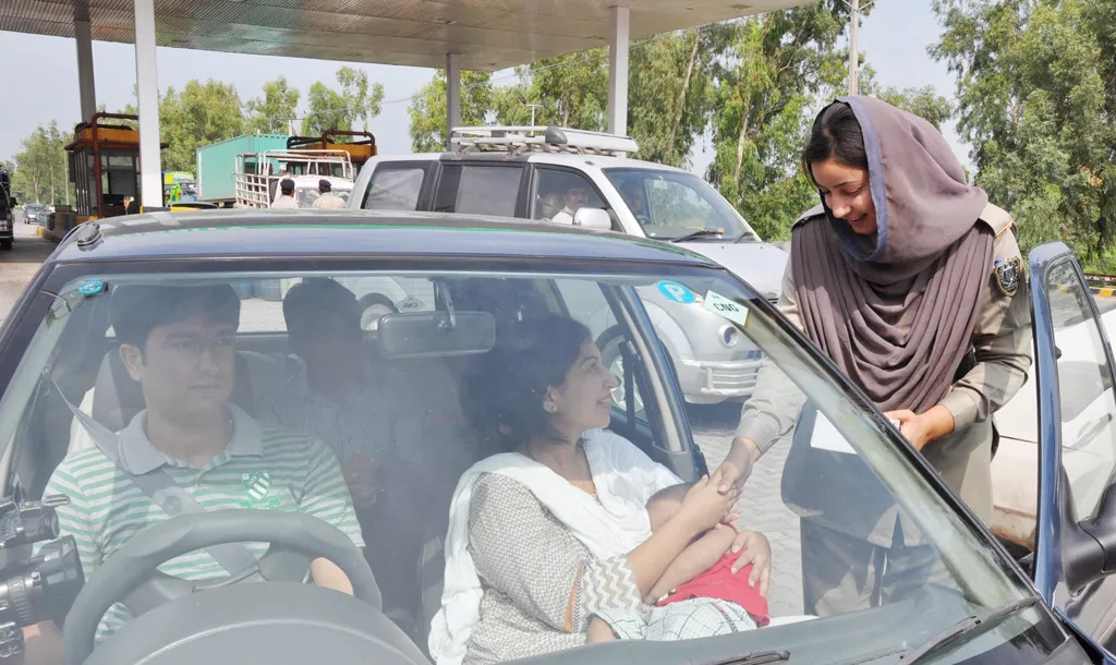 friendly a motorway policewoman distributes eid gifts to commuters as part of a special public campaign photo nni friendly a motorway policewoman distributes eid gifts to commuters as part of a special public campaign photo nni