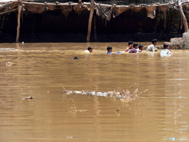 according to the met office s flood forecasting division the river indus and chashma and taunsa barrages are in medium flood photo afp