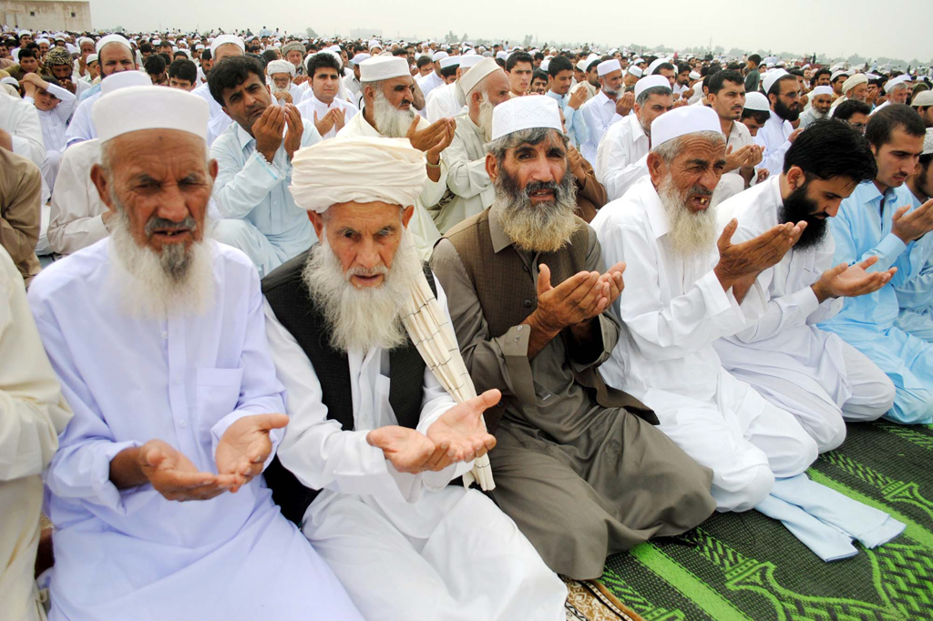 afghan refugees offering eidul fitar prayers at kacha garhi camp as every year afghan refugees living in the country eid with saudi arabia photo ppi