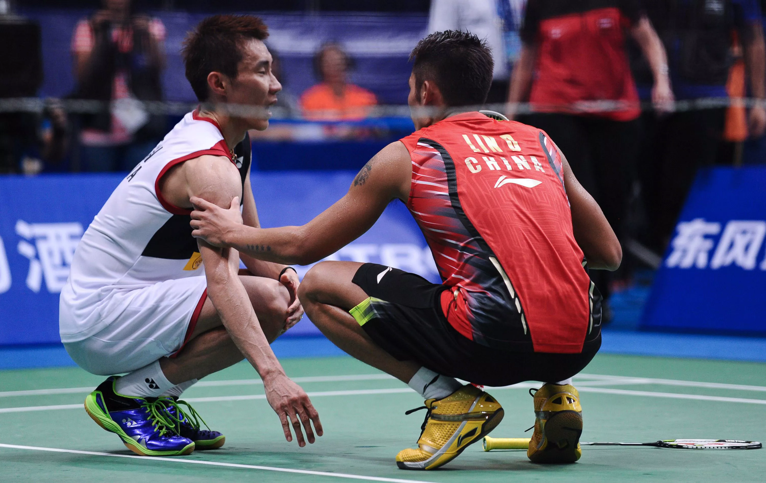 china 039 s lin dan r talks to malaysia 039 s lee chong wei after lee was injured during their men 039 s singles final at world badminton championships in guangzhou south china 039 s guangdong province on august 11 2013 lin dan won 16 21 21 13 20 17 after lee chongwei retired for injury photo afp china 039 s lin dan r talks to malaysia 039 s lee chong wei after lee was injured during their men 039 s singles final at world badminton championships in guangzhou south china 039 s guangdong province on august 11 2013 lin dan won 16 21 21 13 20 17 after lee chongwei retired for injury photo afp