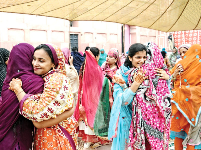 women wish each other a happy eid after eid prayers at badshahi mosque photo tariq hasan abid nawaz and shahbaz malik express women wish each other a happy eid after eid prayers at badshahi mosque photo tariq hasan abid nawaz and shahbaz malik express