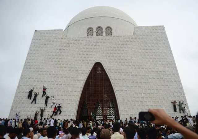 pakistani youths climb the facade of muhammad ali jinnah 039 s mausoleum on august 14 photo afp pakistani youths climb the facade of muhammad ali jinnah 039 s mausoleum on august 14 photo afp