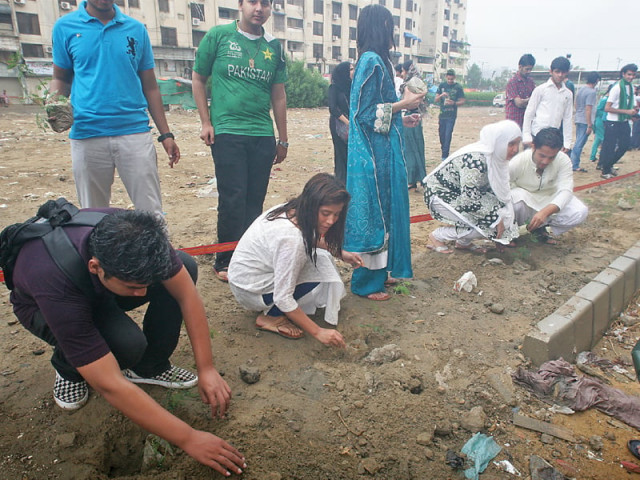 youngsters and other members of the civil society planted 150 saplings during the azadi plantation drive for peace in karachi in china town clifton on wednesday the event was organised by go green pk and aiesec photo athar khan express youngsters and other members of the civil society planted 150 saplings during the azadi plantation drive for peace in karachi in china town clifton on wednesday the event was organised by go green pk and aiesec photo athar khan express