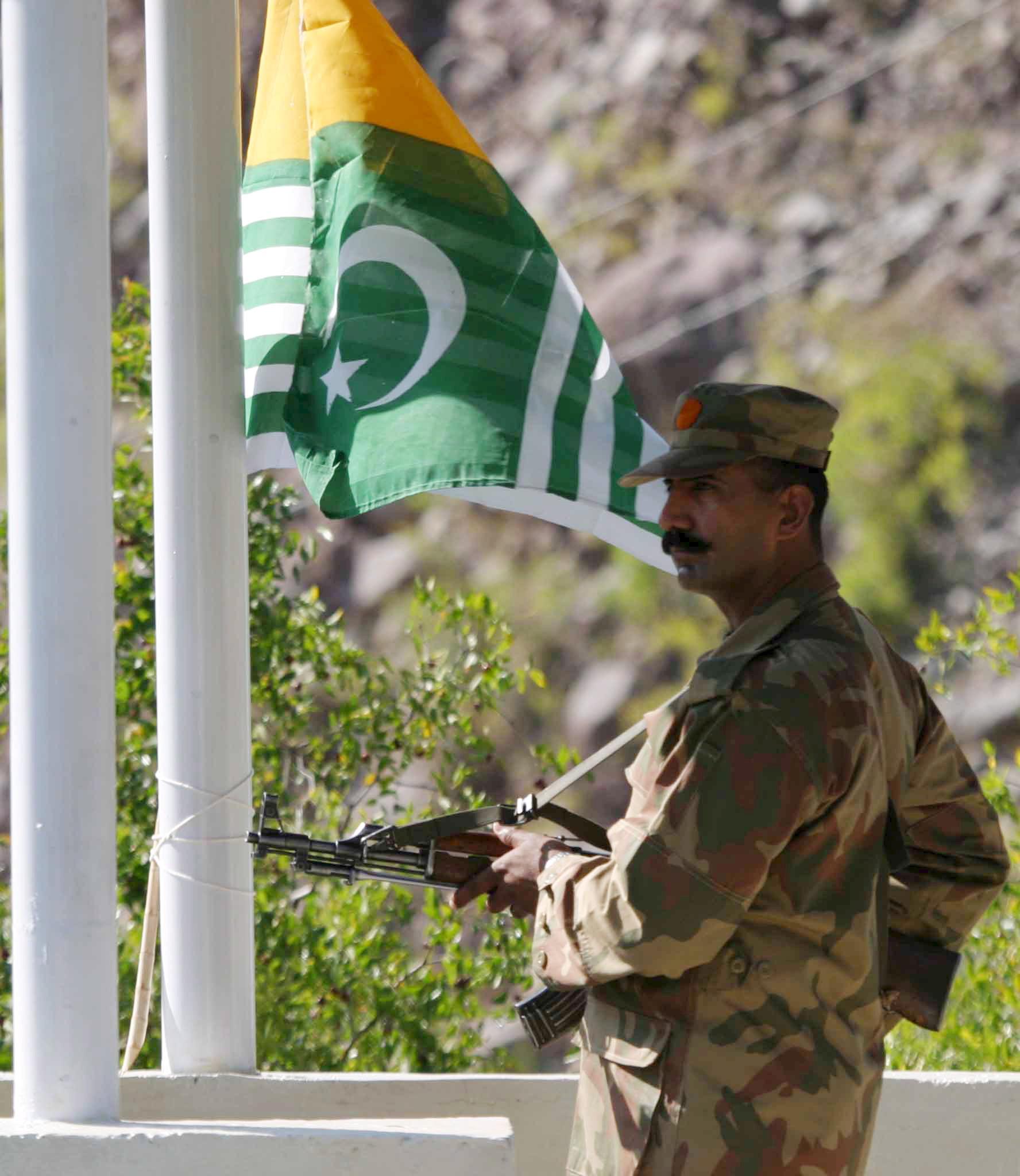 a pakistani soldier stands guard at the pakistani side of kashmir as pakistan and india open trade route between the line of control loc which serves as de facto border between the india and pakistani administered zones photo epa file