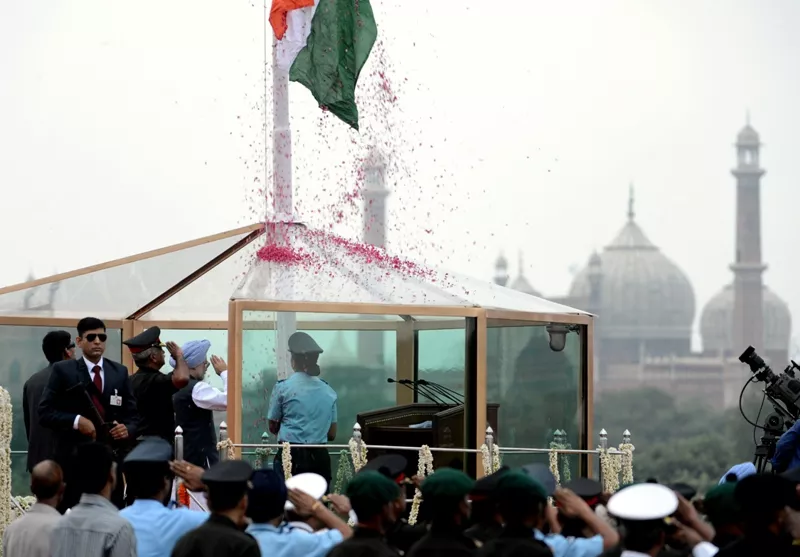 indian prime minister manmohan singh background 2nd r in blue turban salutes from a bulletproof glass enclosure on the ramparts of the red fort in new delhi on august 15 2013 on india 039 s 67th independence day photo afp indian prime minister manmohan singh background 2nd r in blue turban salutes from a bulletproof glass enclosure on the ramparts of the red fort in new delhi on august 15 2013 on india 039 s 67th independence day photo afp