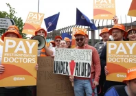 doctors in england accept pay deal to end strikes