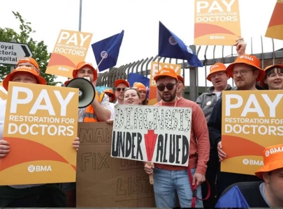 doctors in england accept pay deal to end strikes