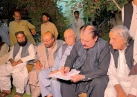 representative of the government and the protesters sign an agreement in quetta photo express