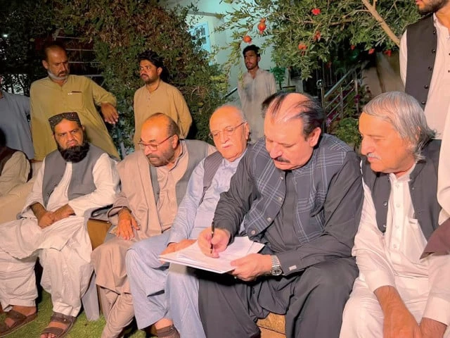 representative of the government and the protesters sign an agreement in quetta photo express representative of the government and the protesters sign an agreement in quetta photo express