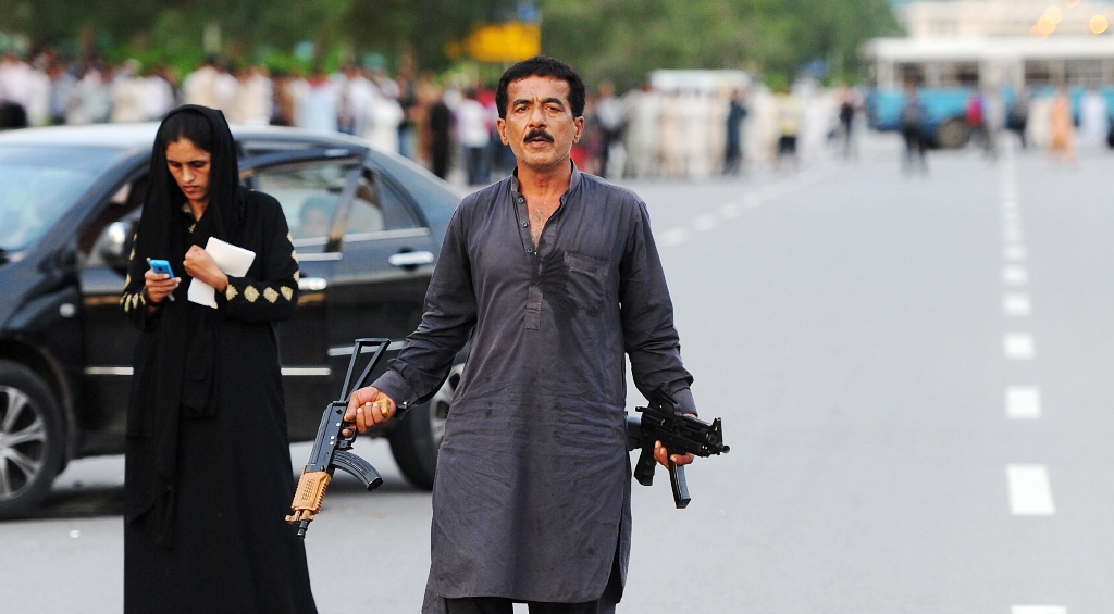 gunman sikandar stands next to his wife kanwal during a standoff with police in islamabad on august 15 2013 photo afp