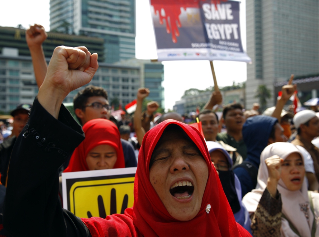 a woman shouts slogans during a protest against the egyptian government 039 s crackdown on supporters of egypt 039 s ousted president mohamed morsi near the egyptian embassy in jakarta august 19 2013 photo reuters