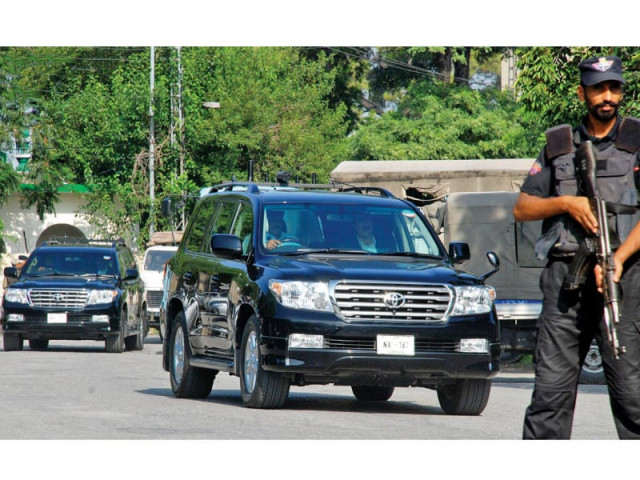 former president pervez musharraf entering the atc for a hearing in benazir murder case photo online former president pervez musharraf entering the atc for a hearing in benazir murder case photo online