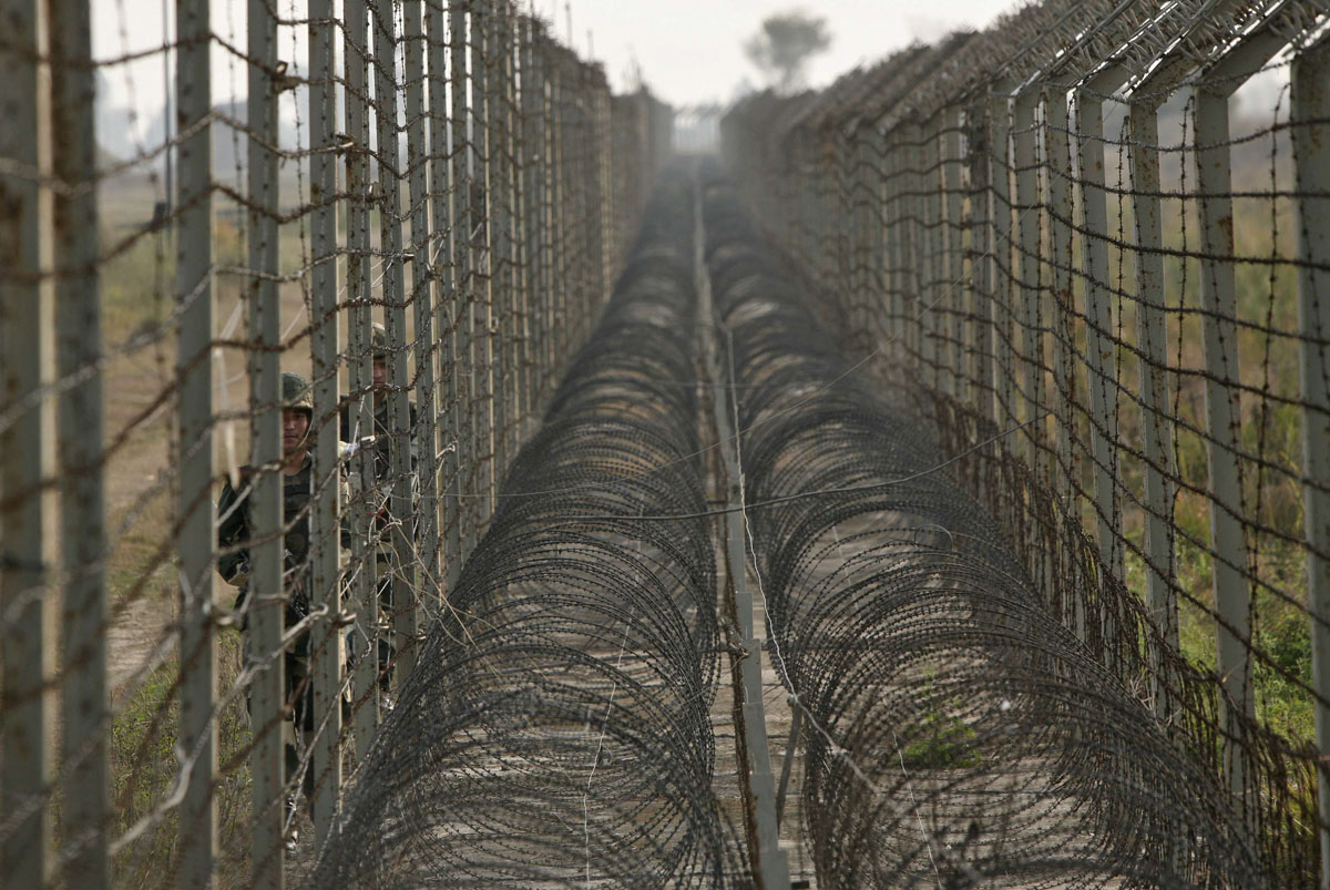 the loc that serves as a de facto border between india and pakistan photo reuters file