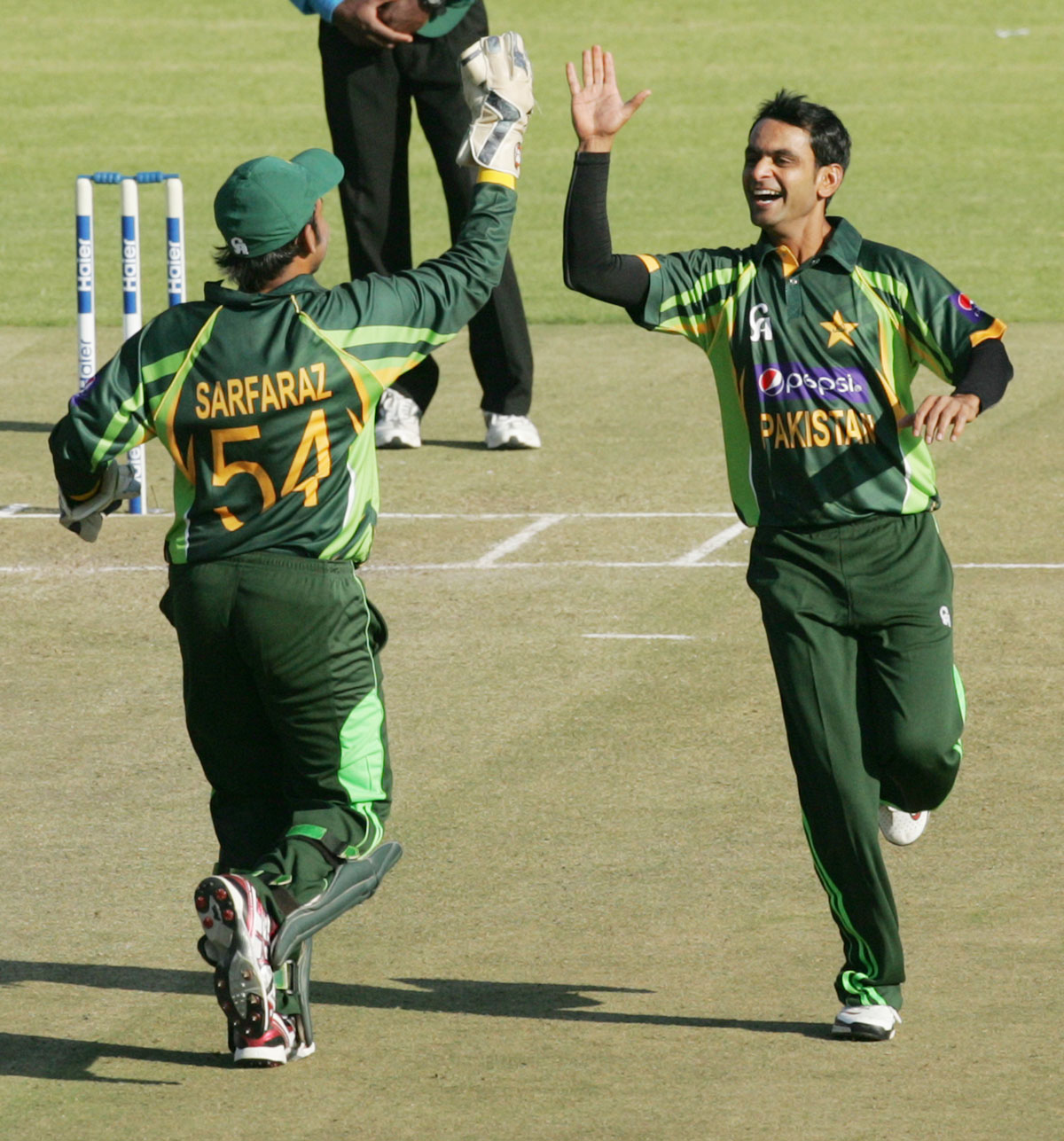 captain muhammad hafeez r celebrates a wicket with wicket keeper safraz ahmed during the second and final twenty20 international between zimbabwe and pakistan at the harare sports club on august 24 2013 photo afp