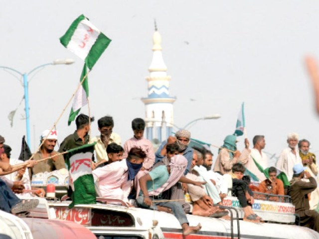 displaced families of lyari returned to the city on sunday after moving to parts of badin and thatta in july photo athar khan express displaced families of lyari returned to the city on sunday after moving to parts of badin and thatta in july photo athar khan express