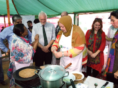 touching hearts celebrity chef brings smiles to idps faces