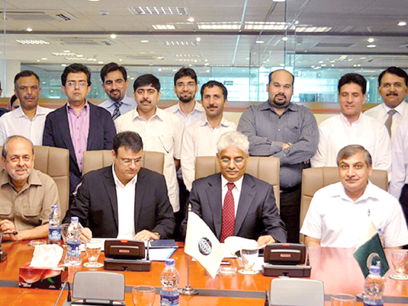 dr haroonur rashid and express media group ceo aijazul haq sign a media partnership agreement to organise the oic vice chancellors conference photo express zafar aslam