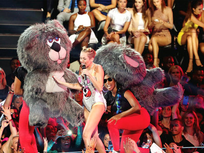 miley criticised for raunchy vmas performance