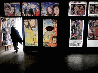 forcing the blinkers caught between the scissor and the screen forcing the blinkers caught between the scissor and the screen