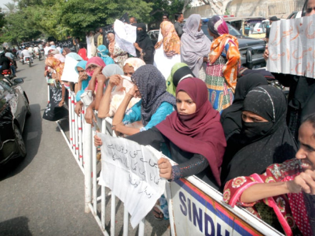 residents of lyari protest outside the supreme court karachi registry on the second day of the law and order suo motu implementation case photo athar khan express residents of lyari protest outside the supreme court karachi registry on the second day of the law and order suo motu implementation case photo athar khan express