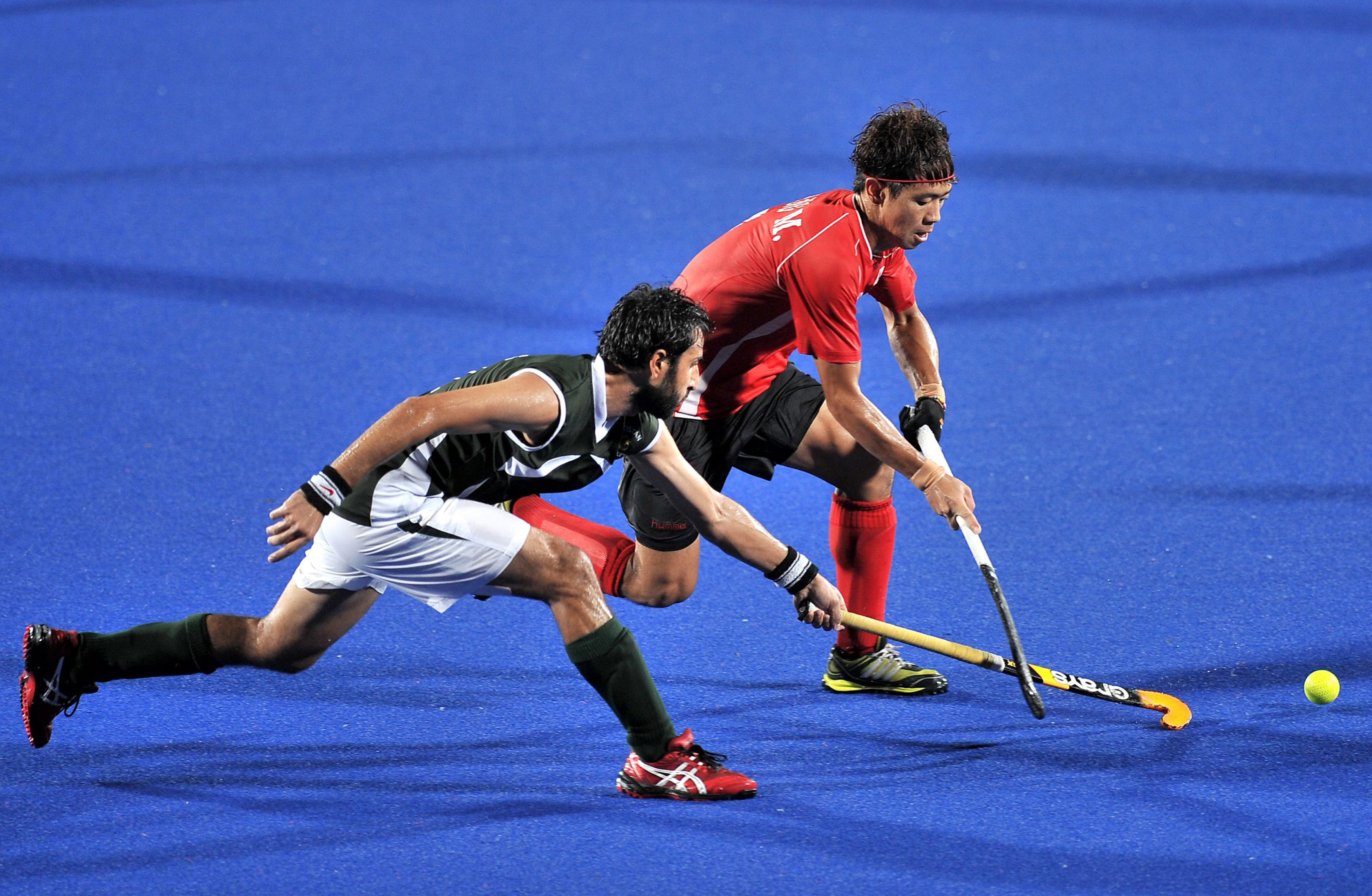 pakistan 039 s abbasi shakeel l and south korea 039 s jang jong hyun r fight for the ball during their semi final match at the asia cup field hockey 2013 tournament in ipoh on august 30 2013 photo afp