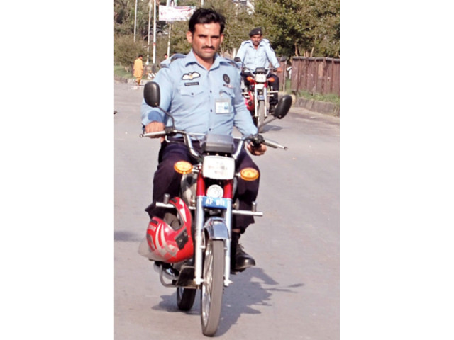 helmetless policemen riding in violation of traffic laws on a day when itp held a walk to spread awareness about traffic rules photo muhammad javaid express helmetless policemen riding in violation of traffic laws on a day when itp held a walk to spread awareness about traffic rules photo muhammad javaid express