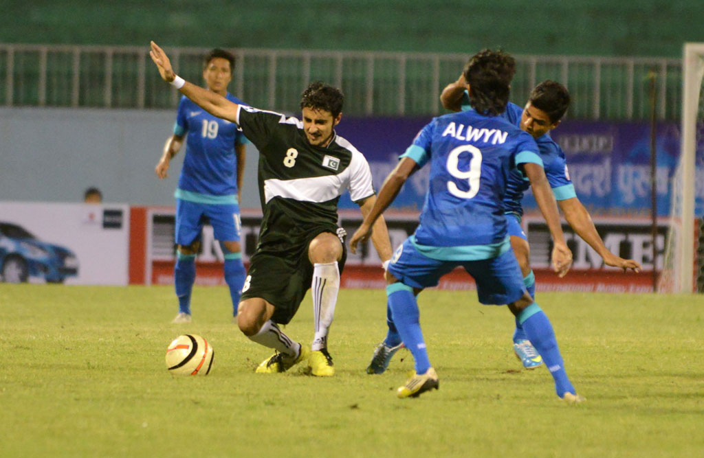 ndia 039 s alwyn georges r vies with pakistan 039 s adan farooq ahmed l during the saff championships football match india vs pakistan in kathmandu on september 1 2013 photo afp