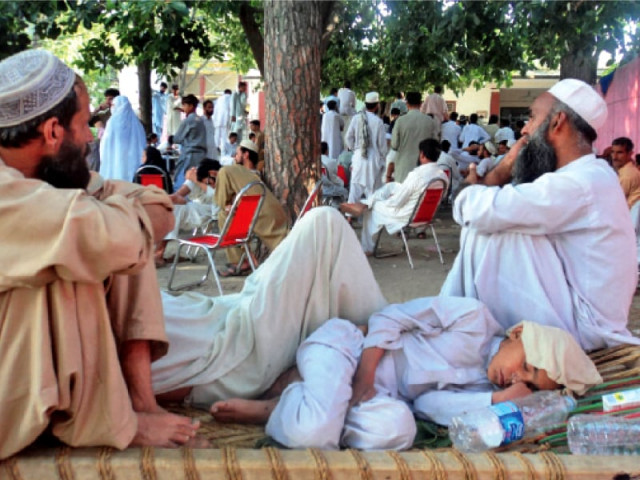 dengue patients wait outside laboratories for test results according to the health office at least 2 000 dengue patients are receiving treatment at home photo express
