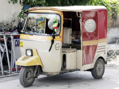 rash driving old man killed in rickshaw crash