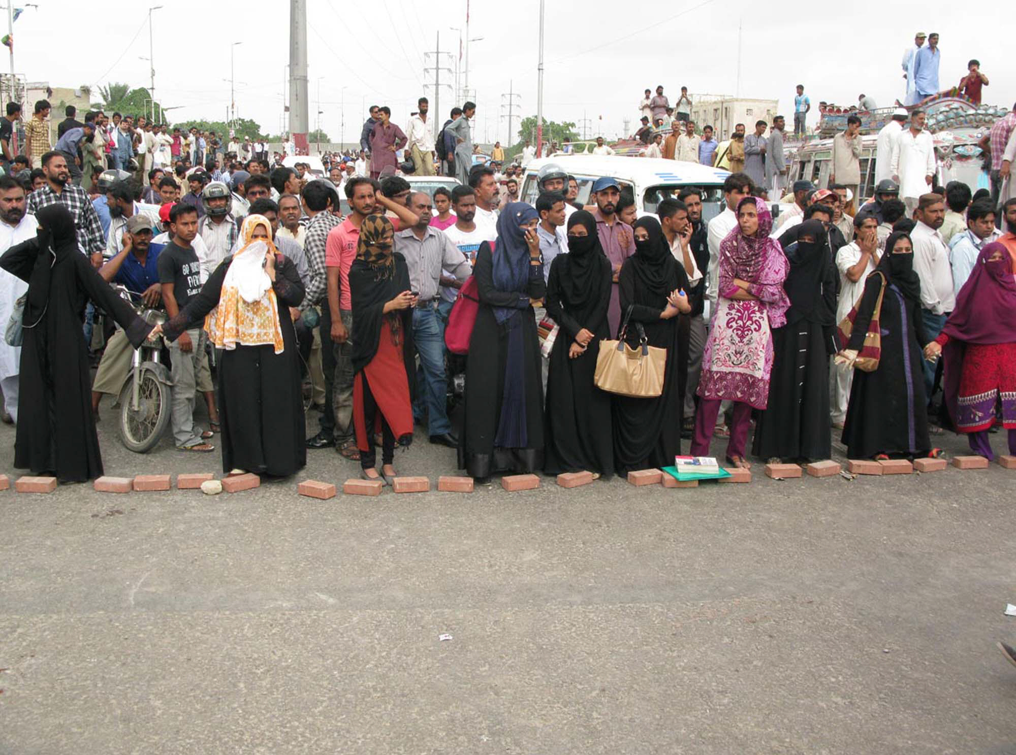 karachi university students protesting against the robbers photo ppi