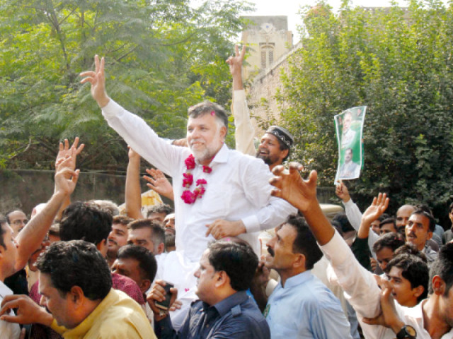 in the recount the pml n candidate secured 18 526 valid votes and the pti candidate secured 18 074 votes photo abid nawaz express in the recount the pml n candidate secured 18 526 valid votes and the pti candidate secured 18 074 votes photo abid nawaz express