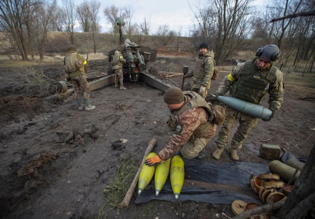 ukrainian servicemen prepare cannon shells before firing them towards positions of russian troops amid russia s attack on ukraine in donetsk region ukraine january 1 2023 photo reuters anna kudriavtseva