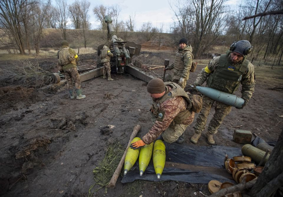 ukrainian servicemen prepare cannon shells before firing them towards positions of russian troops amid russia s attack on ukraine in donetsk region ukraine january 1 2023 photo reuters anna kudriavtseva