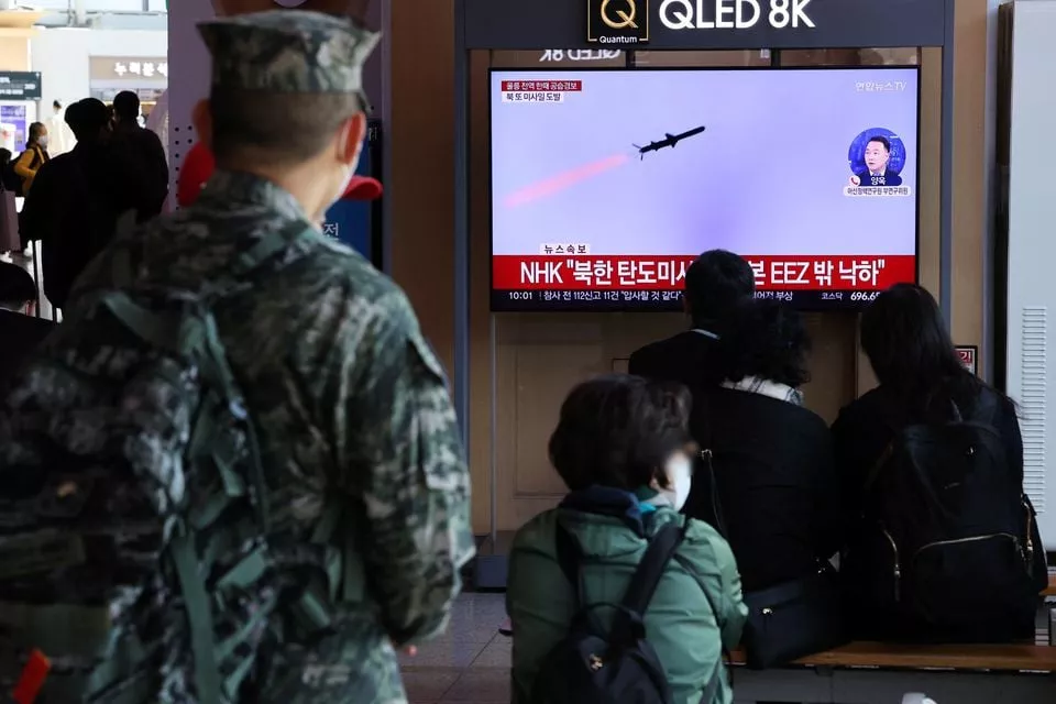 people watch a tv broadcasting a news report on north korea firing three ballistic missiles into the sea in seoul south korea november 2 2022 photo reuters people watch a tv broadcasting a news report on north korea firing three ballistic missiles into the sea in seoul south korea november 2 2022 photo reuters