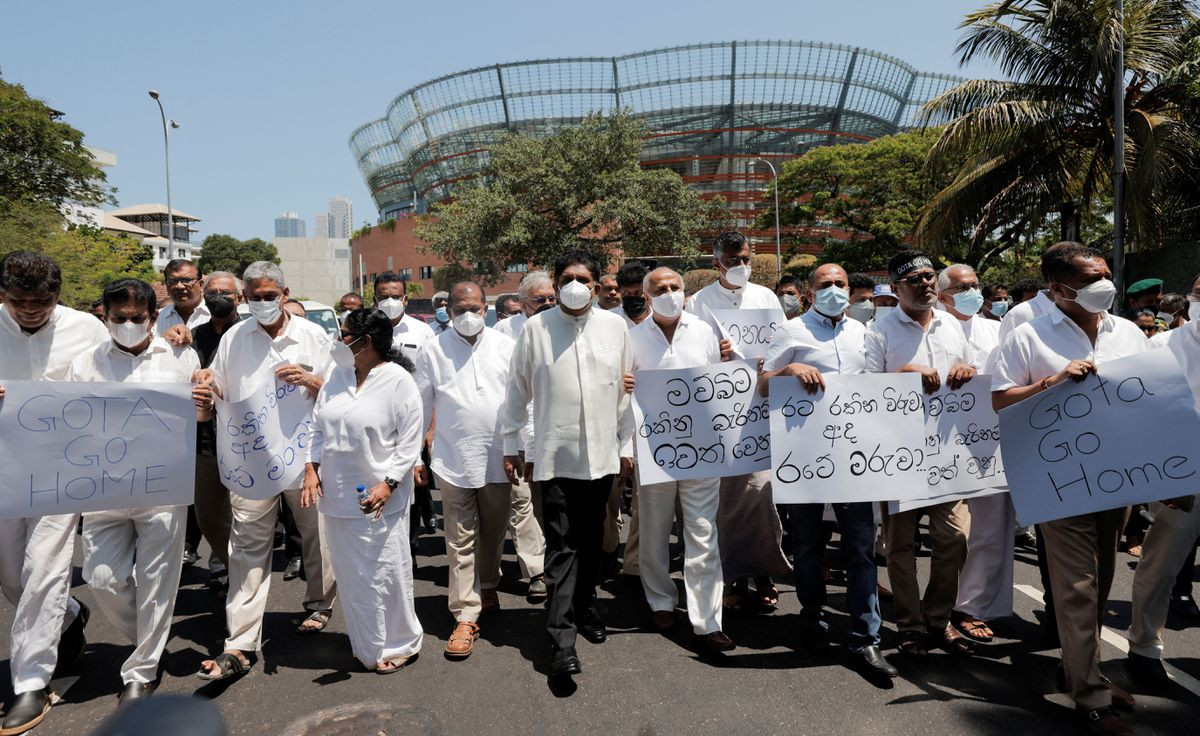Photo of Sri Lanka opposition threatens no-confidence motion, industry warns of 'precipice'