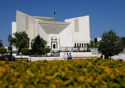 police officers walk past the supreme court of pakistan building in islamabad pakistan april 6 2022 reuters akhtar soomro