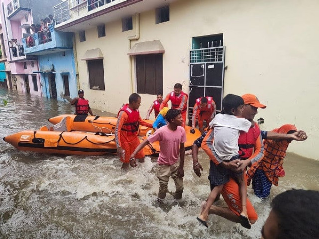 members of national disaster response force ndrf evacuate people to safer places from a flooded area in udham singh nagar in the northern state of uttarakhand india october 19 2021 photo reuters members of national disaster response force ndrf evacuate people to safer places from a flooded area in udham singh nagar in the northern state of uttarakhand india october 19 2021 photo reuters