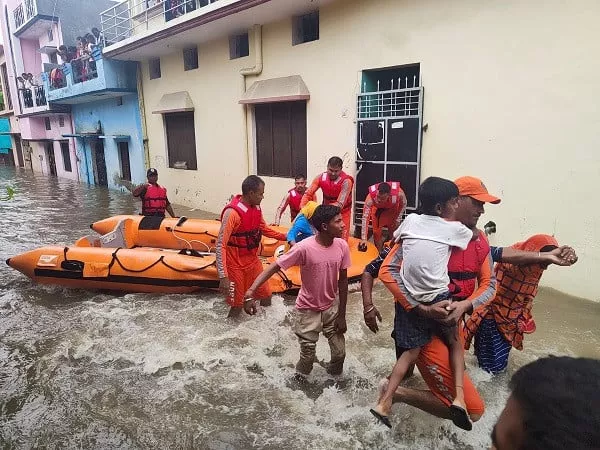 members of national disaster response force ndrf evacuate people to safer places from a flooded area in udham singh nagar in the northern state of uttarakhand india october 19 2021 photo reuters members of national disaster response force ndrf evacuate people to safer places from a flooded area in udham singh nagar in the northern state of uttarakhand india october 19 2021 photo reuters